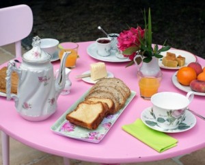 la table garnie du petit déjeuner